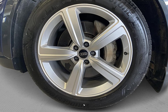 Audi e-tron 4 of 12