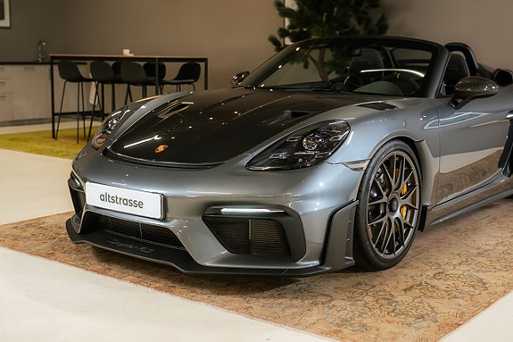 Porsche 718 Spyder RS 4 of 5