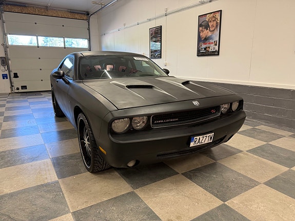 Dodge Challenger 4 of 5
