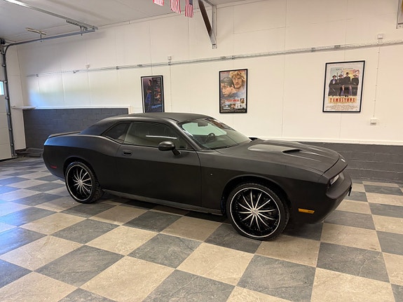 Dodge Challenger 2 of 5