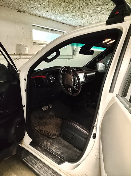 Toyota HiLux 11 of 13