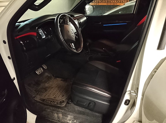 Toyota HiLux 10 of 13