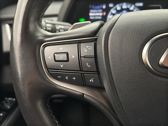 Lexus UX300e 16 of 30