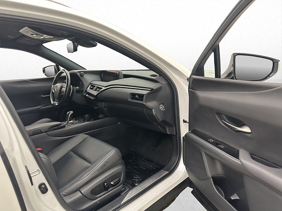 Lexus UX300e 25 of 30