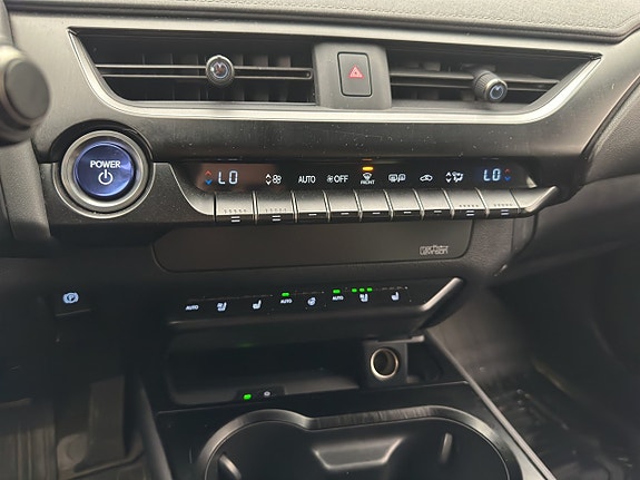 Lexus UX300e 23 of 30