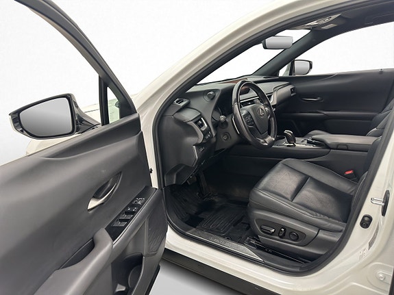 Lexus UX300e 12 of 30