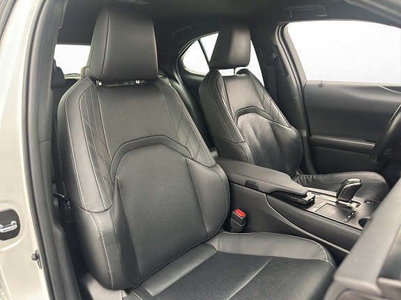 Lexus UX300e 26 of 30