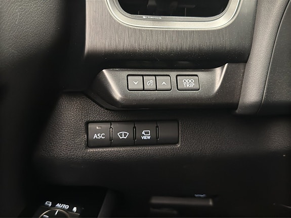 Lexus UX300e 14 of 30