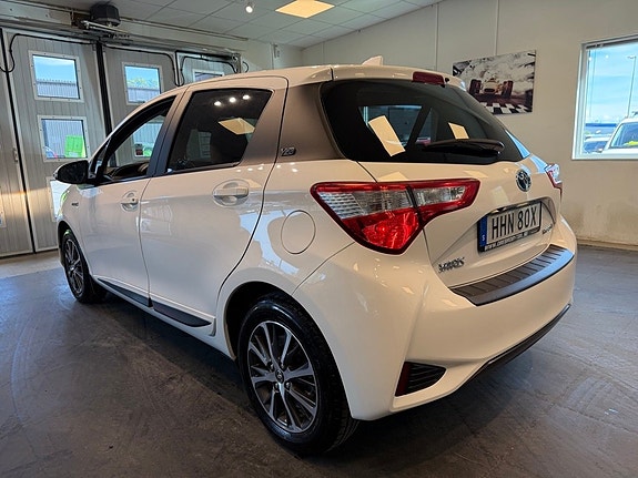 Toyota Yaris 3 of 28