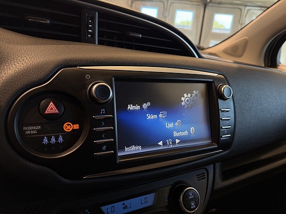 Toyota Yaris 12 of 28