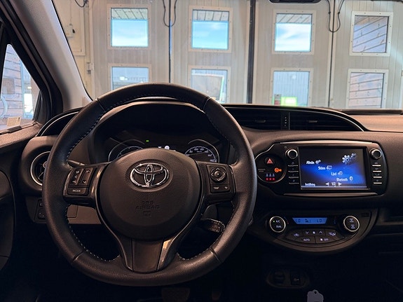 Toyota Yaris 8 of 28