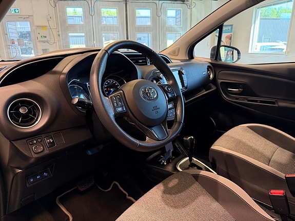 Toyota Yaris 7 of 28