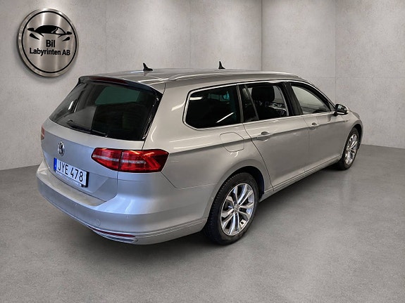 Volkswagen Passat 2 of 5