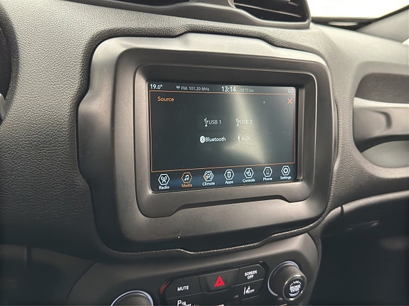 Jeep Renegade 21 of 28
