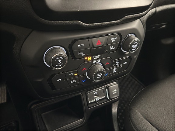 Jeep Renegade 22 of 28