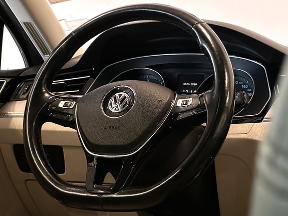 Volkswagen Passat 10 of 15