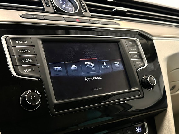 Volkswagen Passat 13 of 15