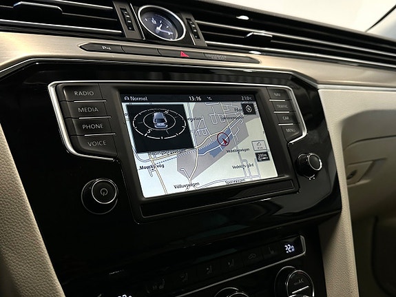Volkswagen Passat 12 of 15