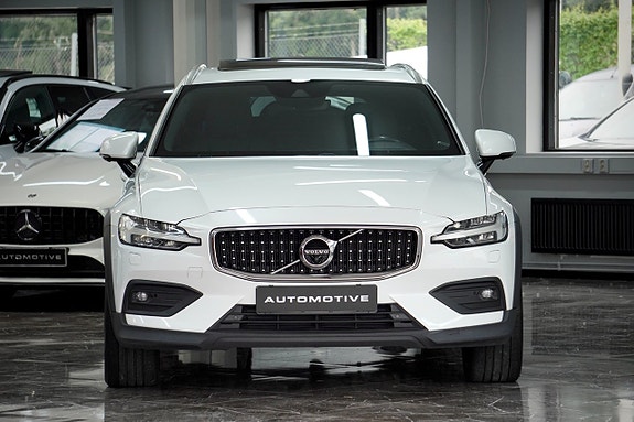 Volvo V60 Cross Country 2 of 5