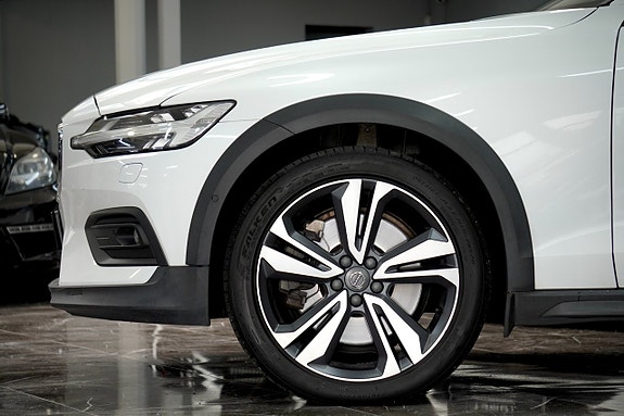 Volvo V60 Cross Country 6 of 23