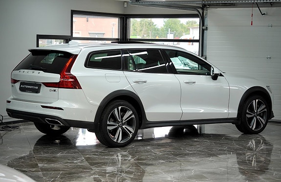 Volvo V60 Cross Country 4 of 5
