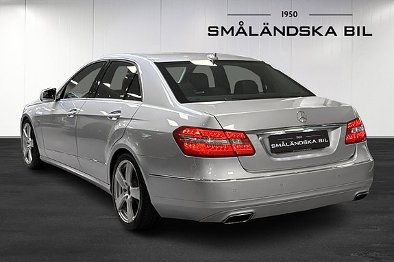 Mercedes-Benz E220 3 of 5