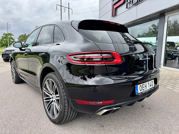 Porsche Macan Turbo 3 of 5