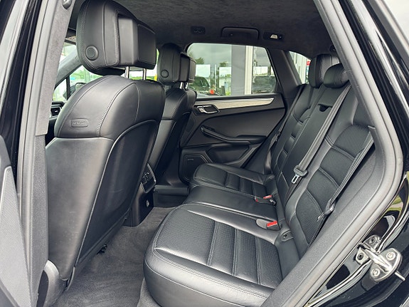 Porsche Macan Turbo 21 of 23
