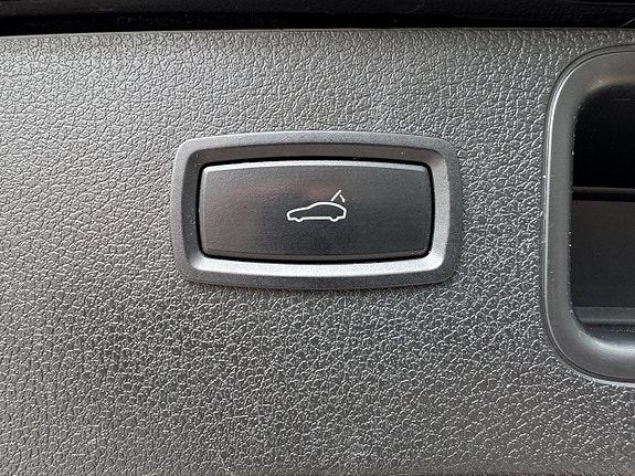 Porsche Macan Turbo 23 of 23