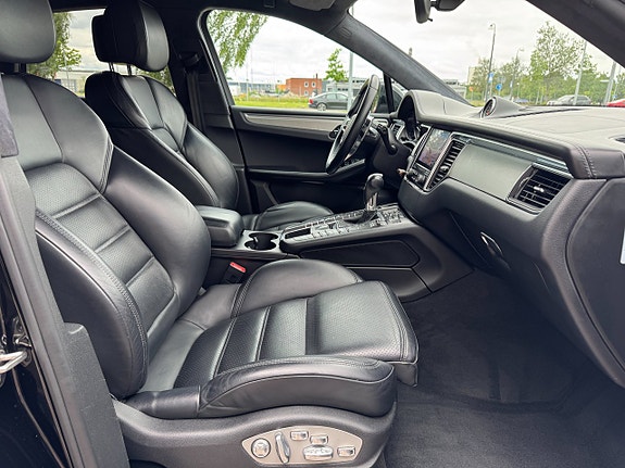 Porsche Macan Turbo 17 of 23