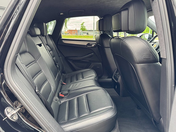 Porsche Macan Turbo 20 of 23