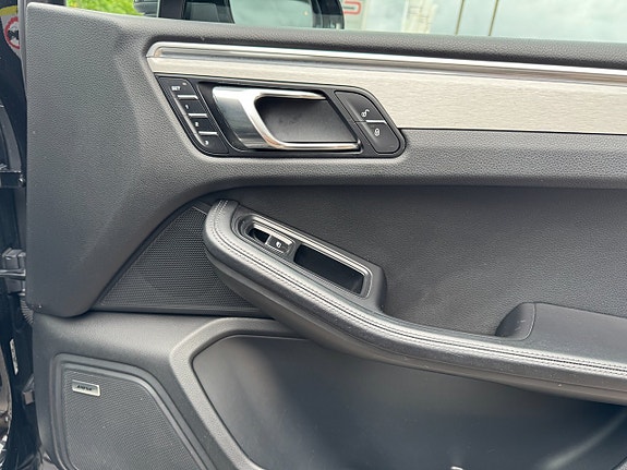 Porsche Macan Turbo 19 of 23