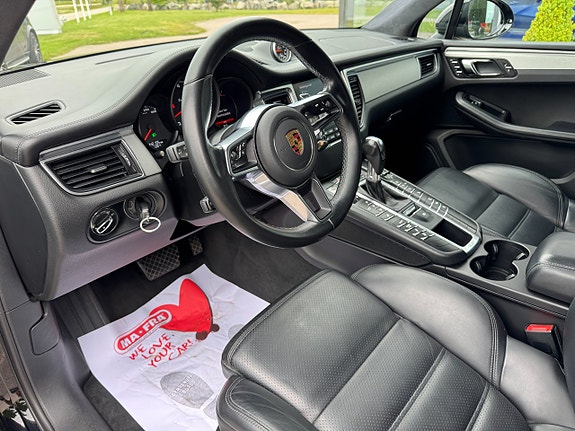 Porsche Macan Turbo 9 of 23