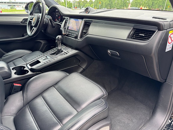 Porsche Macan Turbo 18 of 23
