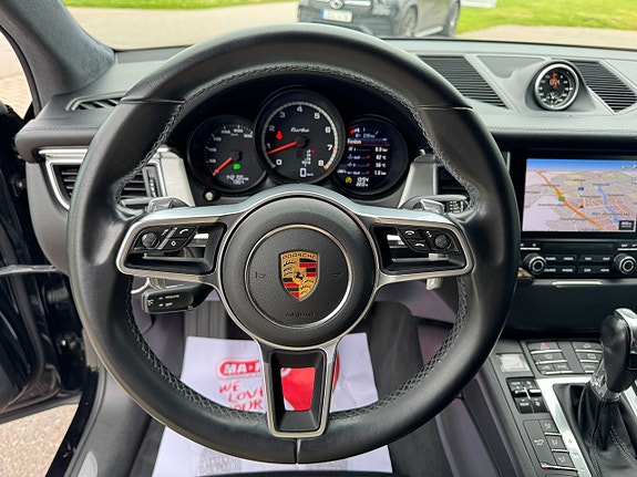 Porsche Macan Turbo 10 of 23