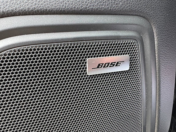 Porsche Macan Turbo 12 of 23