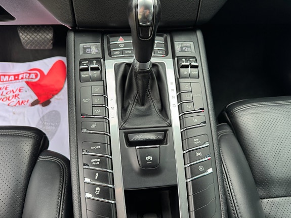 Porsche Macan Turbo 15 of 23