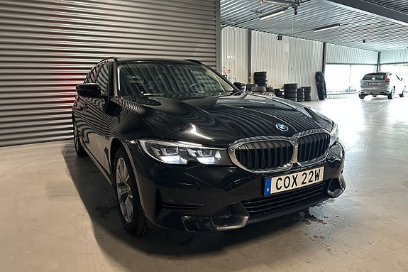 BMW 330e 3 of 5