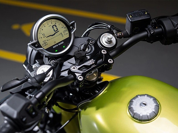 Moto Guzzi V7 Sport 4 of 5