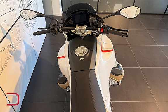 Moto Guzzi V100 Mandello 4 of 4