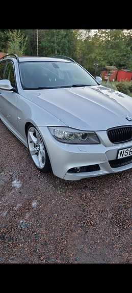 BMW 320i 2 of 5