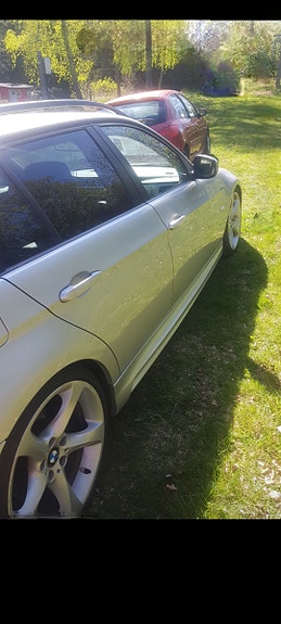 BMW 320i 4 of 5
