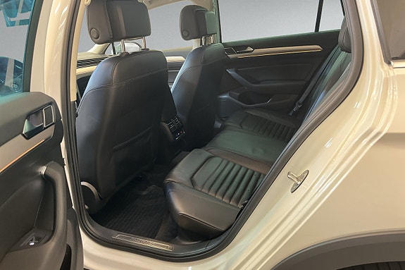 Volkswagen Passat Alltrack 10 of 15