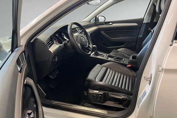 Volkswagen Passat Alltrack 9 of 15