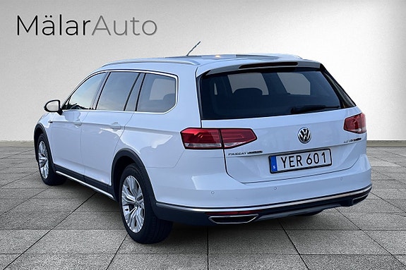 Volkswagen Passat Alltrack 3 of 5