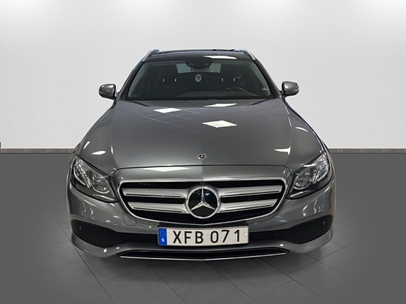 Mercedes-Benz E220 2 of 5
