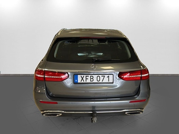 Mercedes-Benz E220 5 of 5