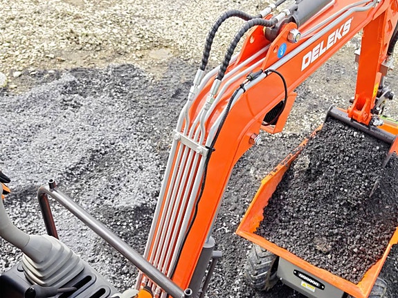 DELEKS M90SE, 900 kg minigrävare med svängbar bom 8 of 12
