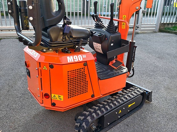 DELEKS M90SE, 900 kg minigrävare med svängbar bom 4 of 12