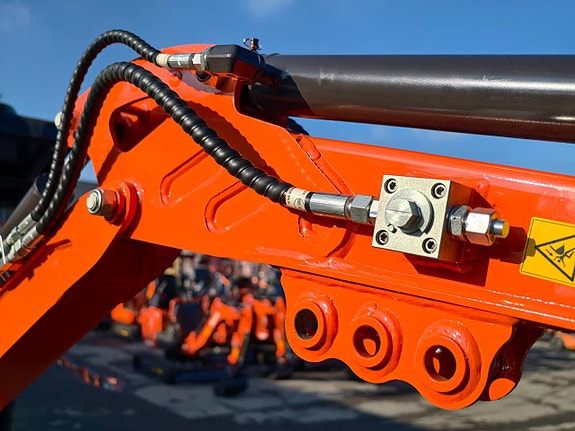 DELEKS M90SE, 900 kg minigrävare med svängbar bom 6 of 12